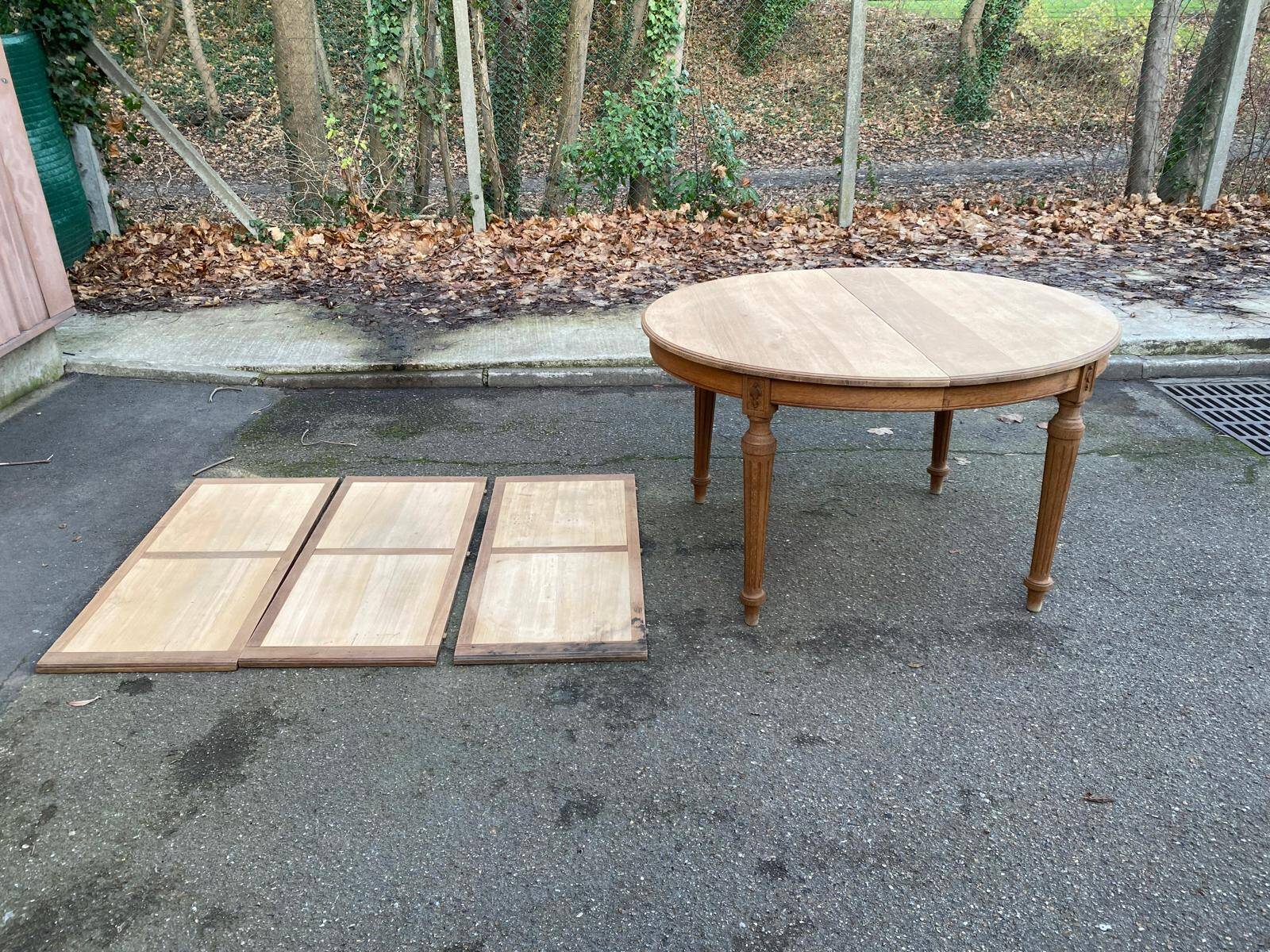Extendable round Art Deco dining table, restored in solid oak, circa 1950, 280cm