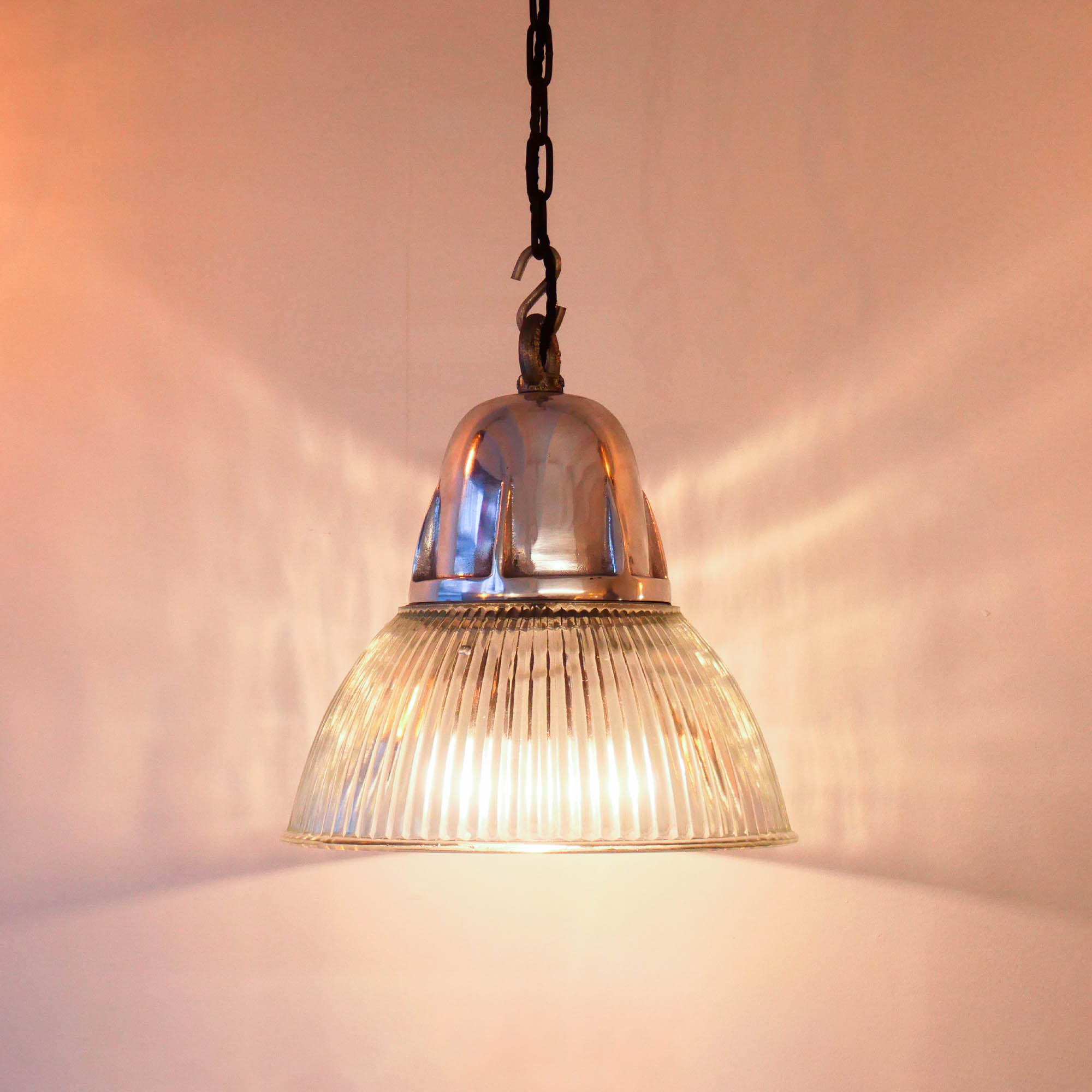 Suspension in ridged glass and support in polished cast aluminum