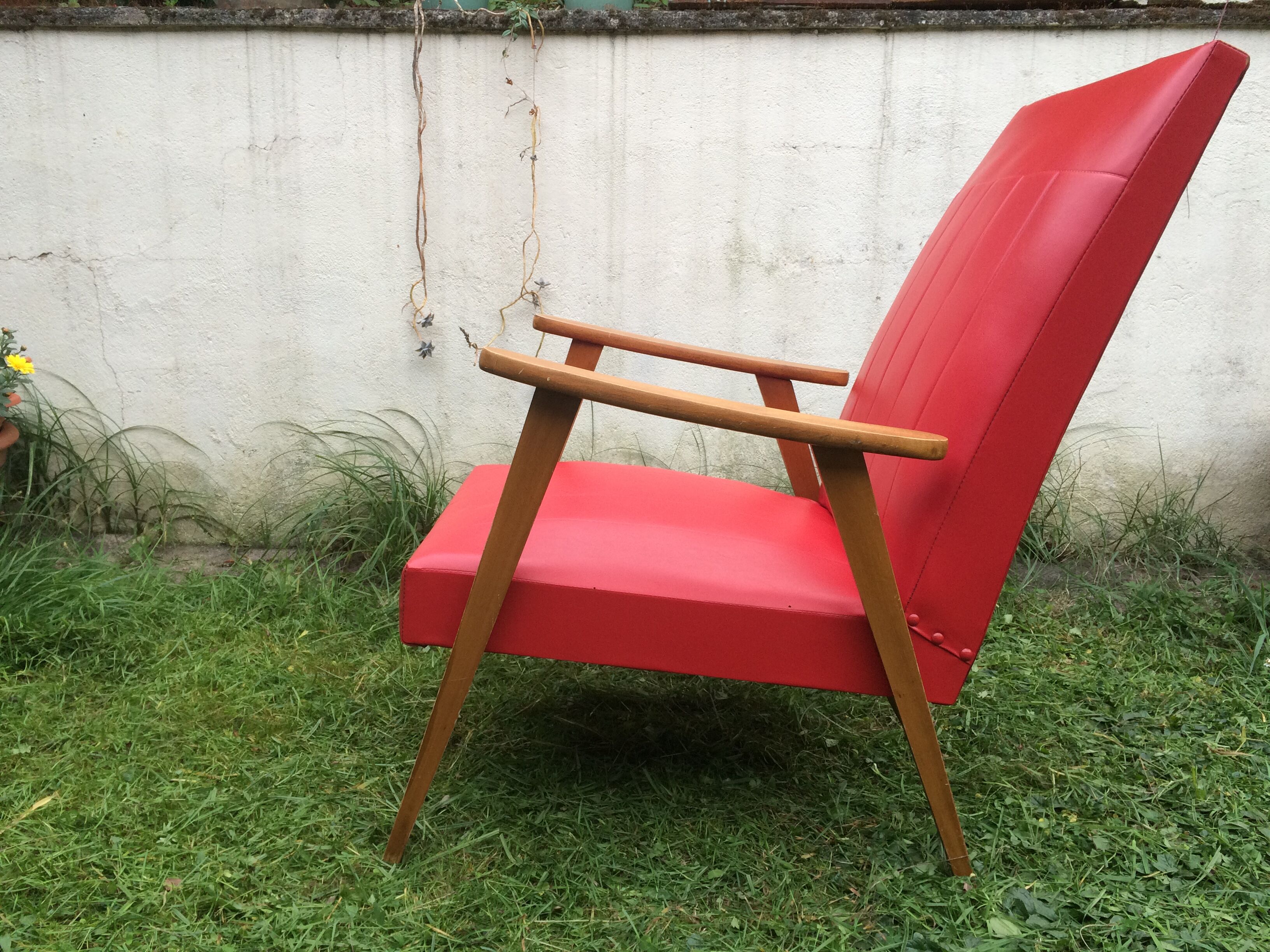 Pair of Scandinavian-style armchairs wood and red skai