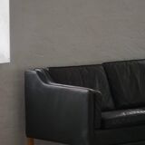 Three-seater canapé by Mogens Hansen, mid-century, in patinated black leather and solid beech.