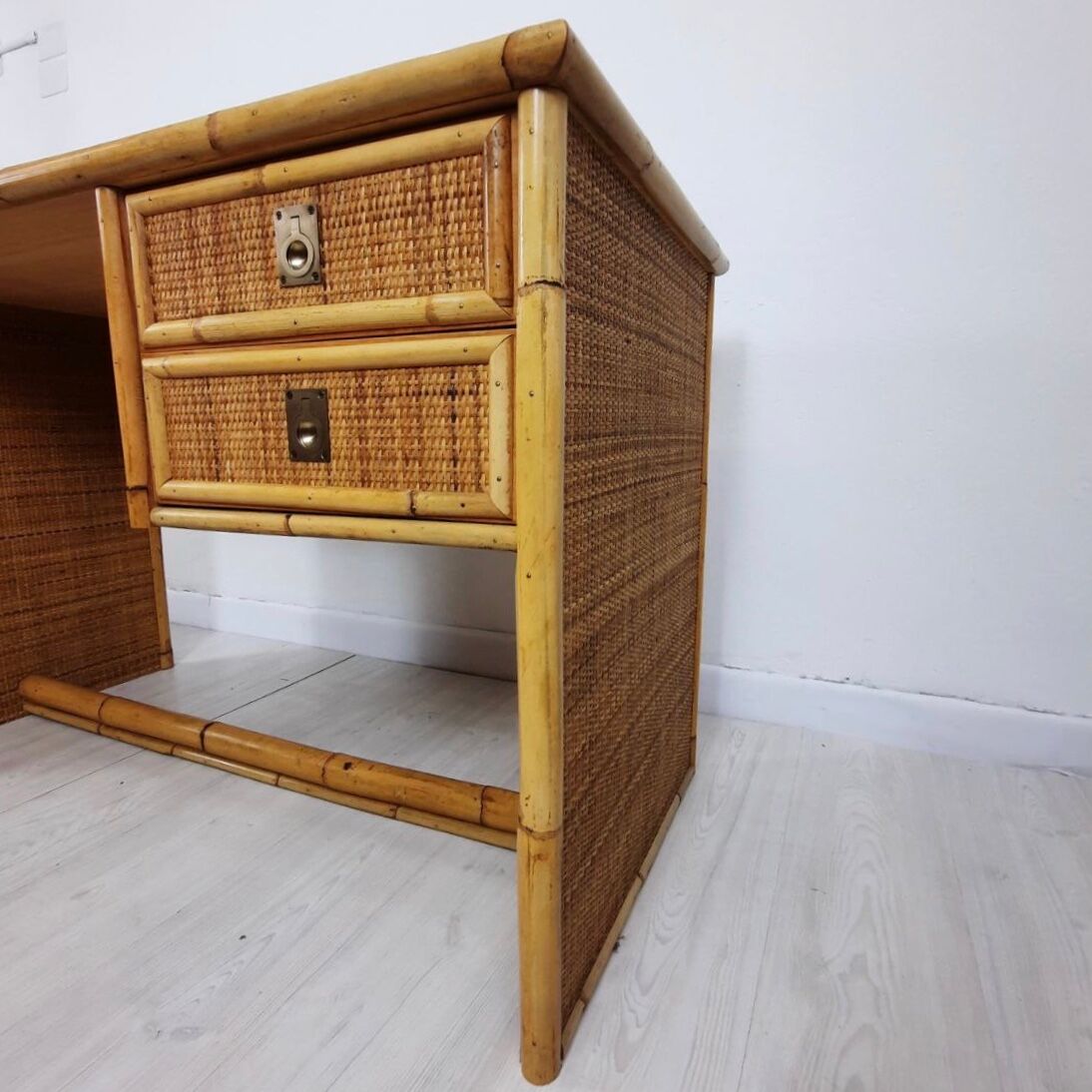 Bureau des années 60, Dal vera, bambou et osier, poignées en laiton