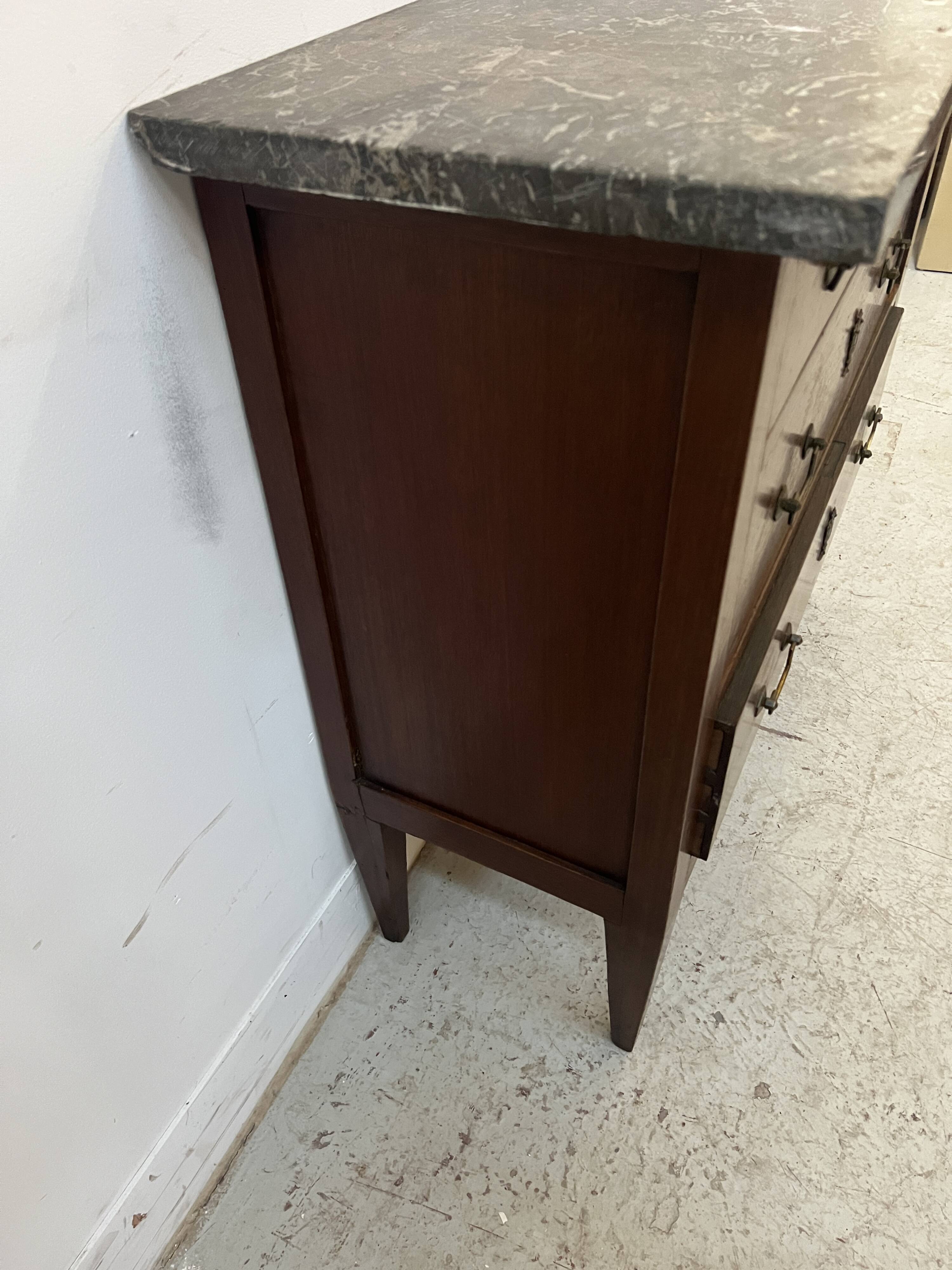 Commode de style Louis XVI en chêne massif XIX siècle