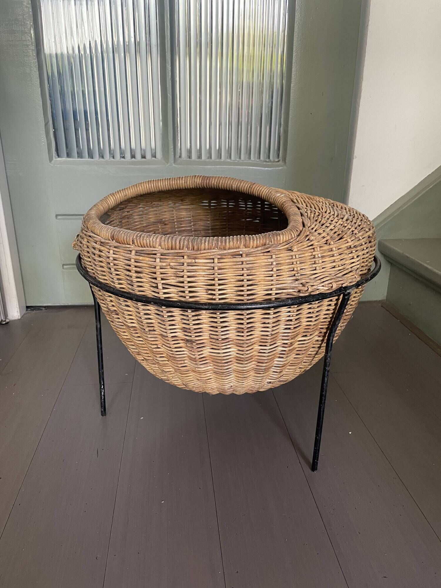 Panier à couture en rotin des années 1950