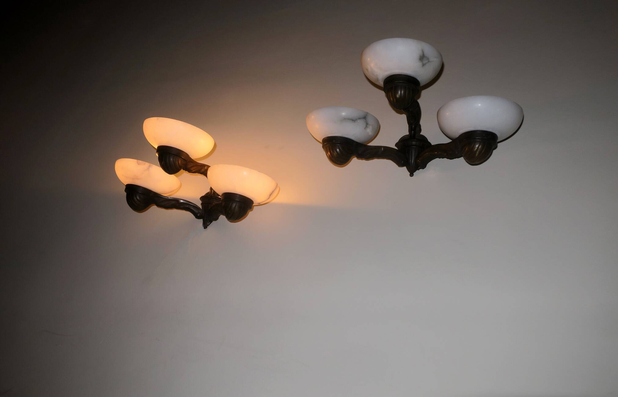 Paire d'appliques murales anciennes en bronze et albâtre à trois bras, 1910