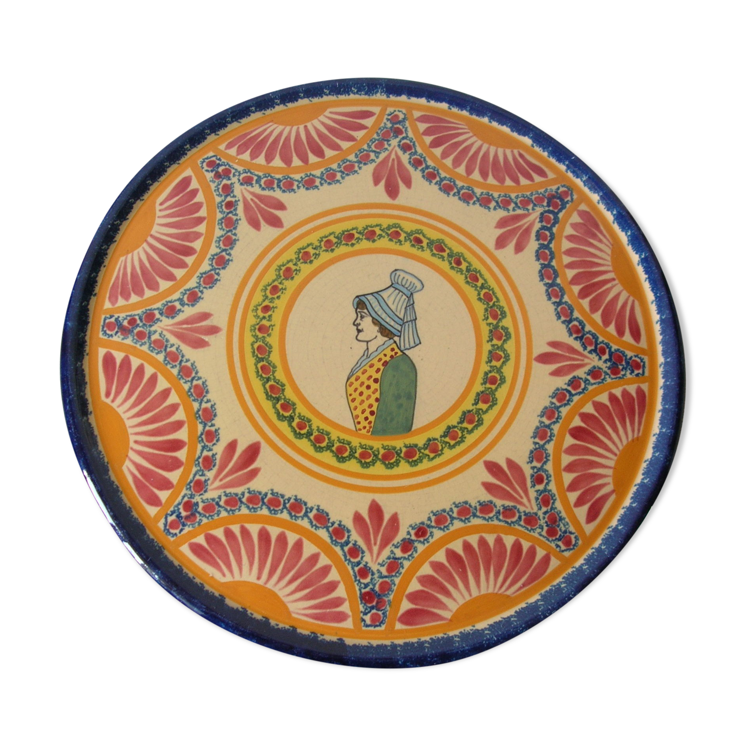 Plat rond en céramique décor paysanne Normande signé Cherbourg déco campagne