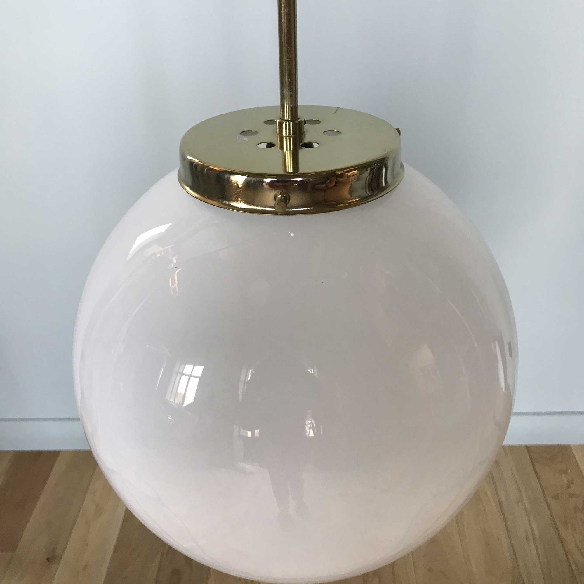 Glass ball suspension