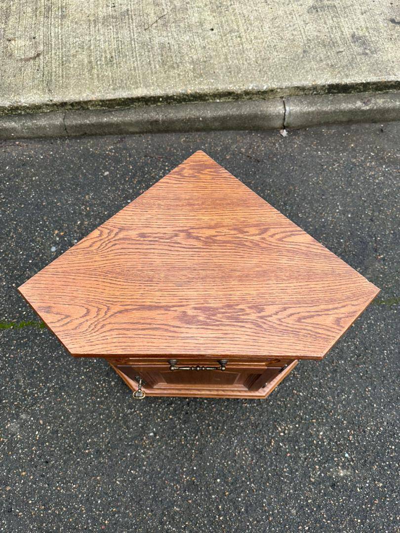 Wooden corner TV cabinet in solid wood, Louis XIV style.