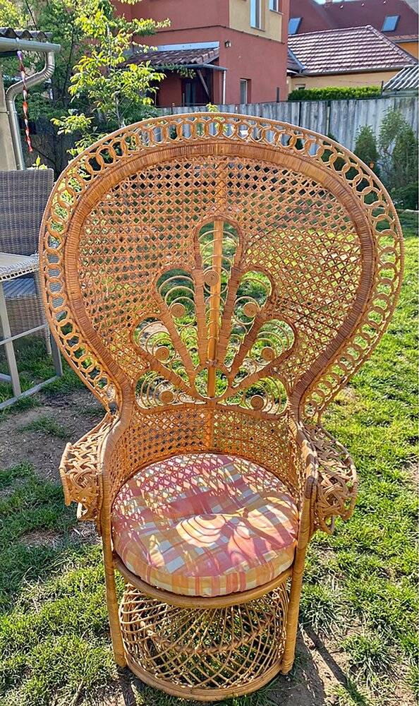 Vintage peacock chair in sculptural blonde rattan, fan back from the 1970s.