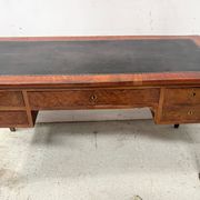 Bureau plat de style Louis XVI en acjou et placage XIX siècle