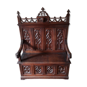 Banc coffre en noyer mouluré sculpté de panneaux