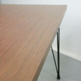 Table basse minimaliste du milieu du siècle