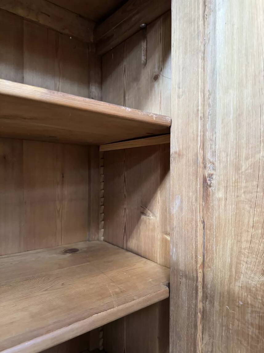 Large workshop wardrobe in pitch pine - Early 20th century