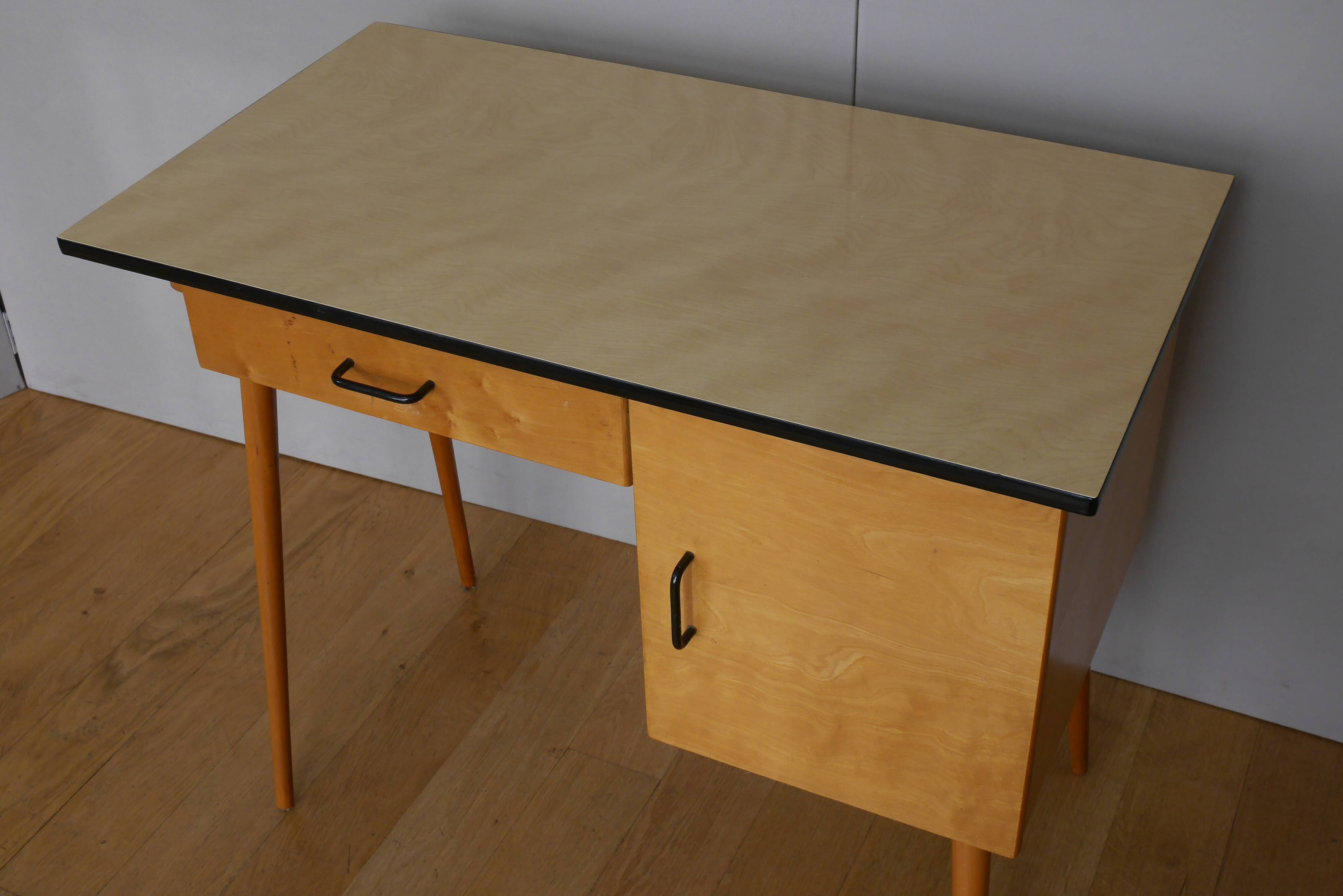 Bureau en bois des années 50 60 pied compas Baumann