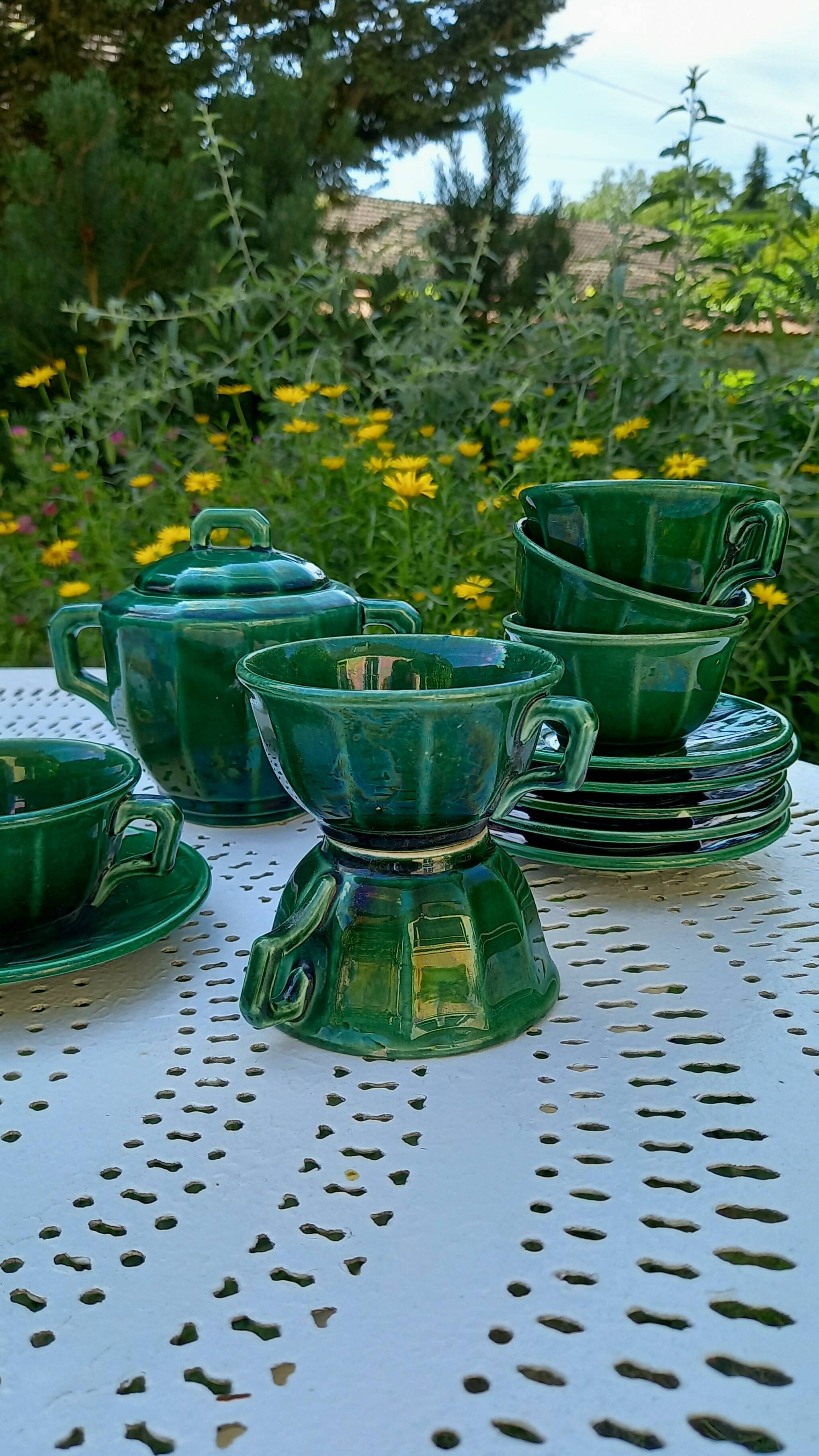 Iridescent green tea or coffee service in Lunéville K&G earthenware. 6 cups and an Art Deco sugar bowl