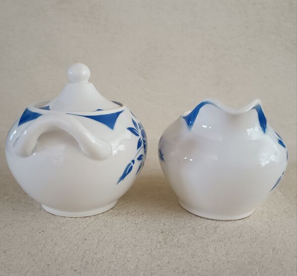 6 tasses et soucoupes, sucrier et pot à lait Digoin