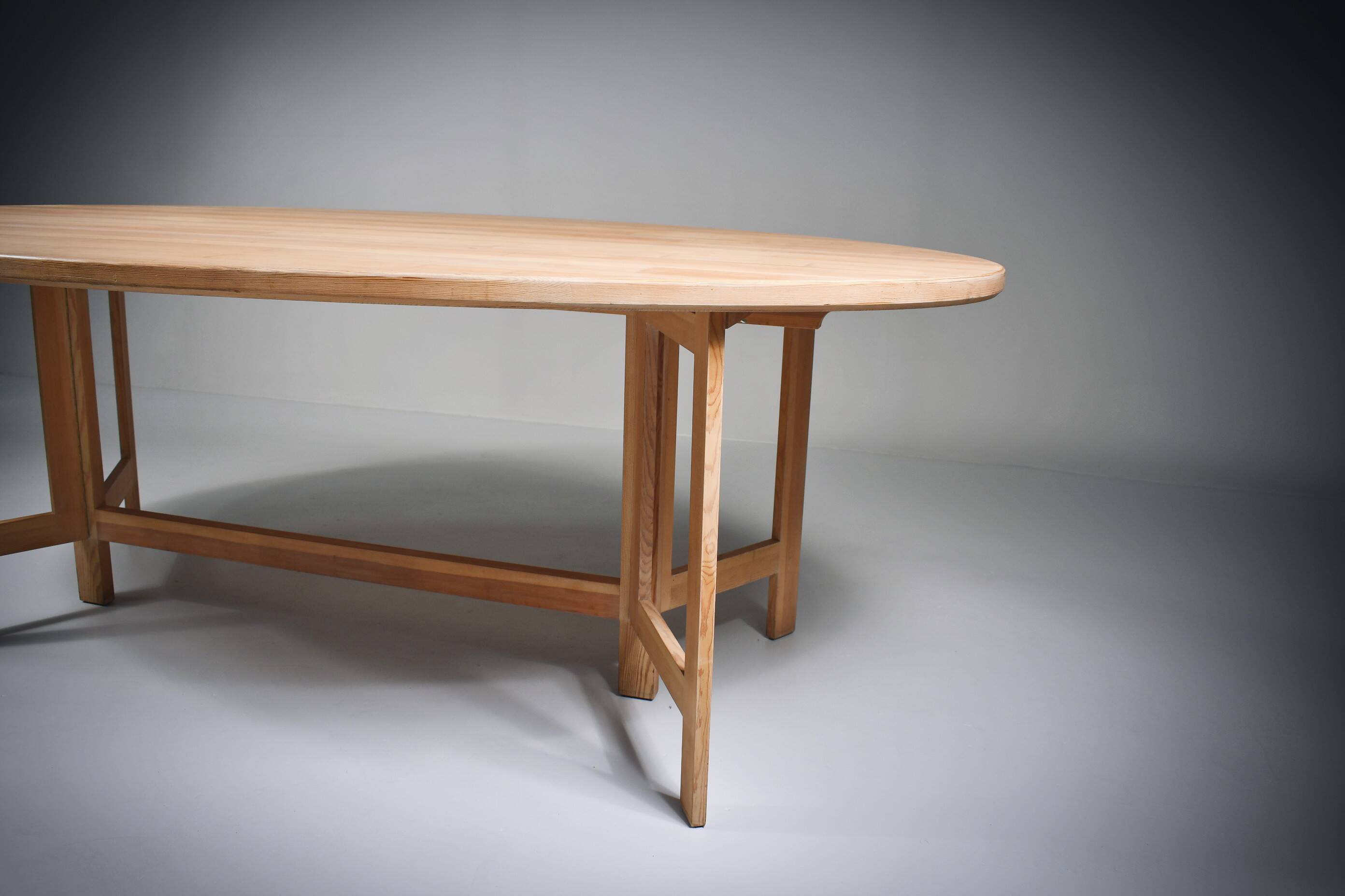 Table à manger en pin cérusé. Ollé Pira. Suède années 1960.