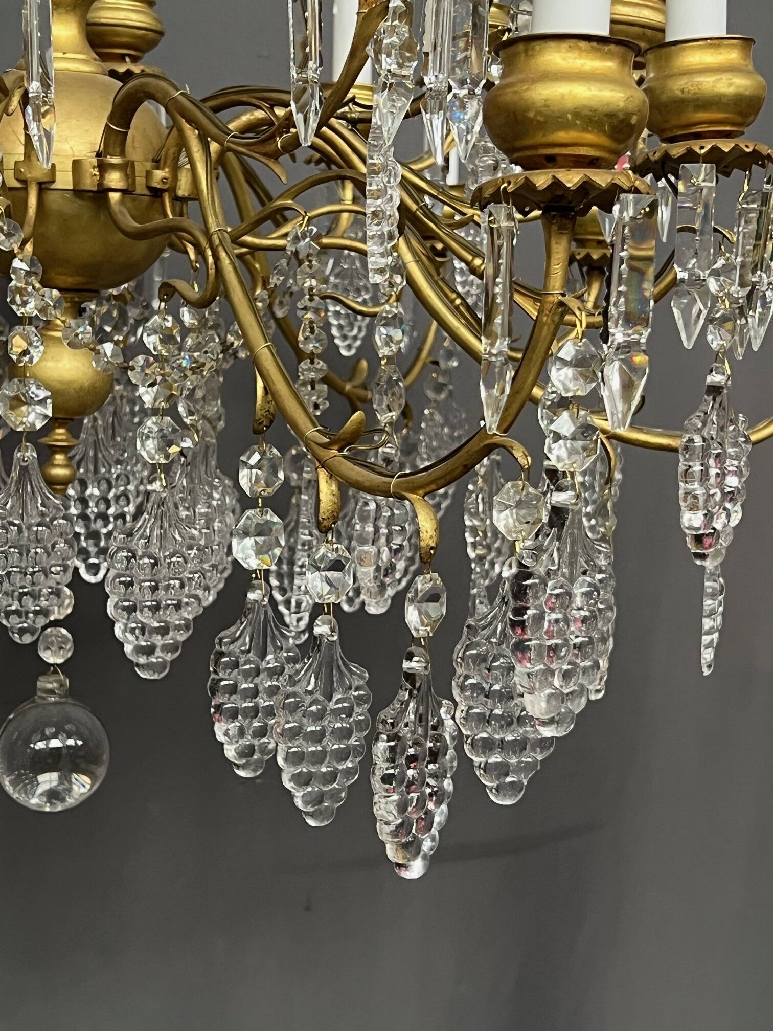 Antique chandelier with 24 light points. Bronze, solid crystal.