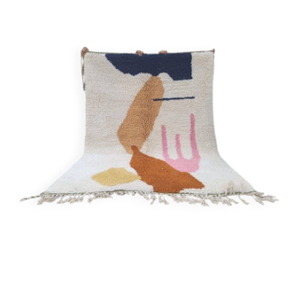 Traditional handwoven Beni Ourain Berber rug, size 150 x 250 cm.