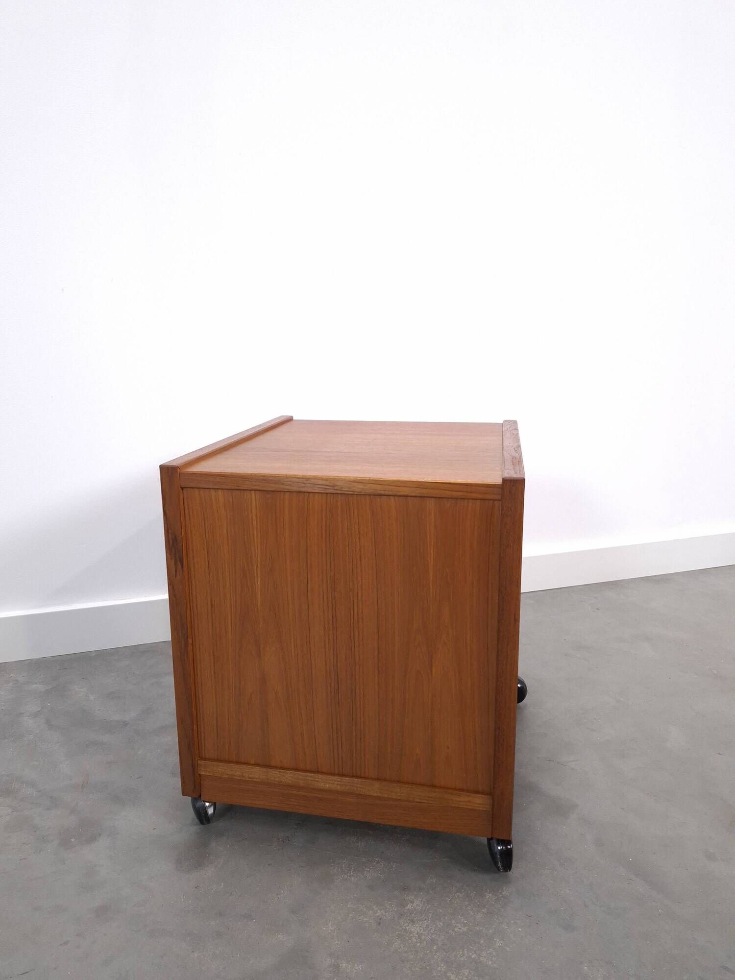 Teak LP kast op wielen, bijzettafel, nachtkastje, kast 2