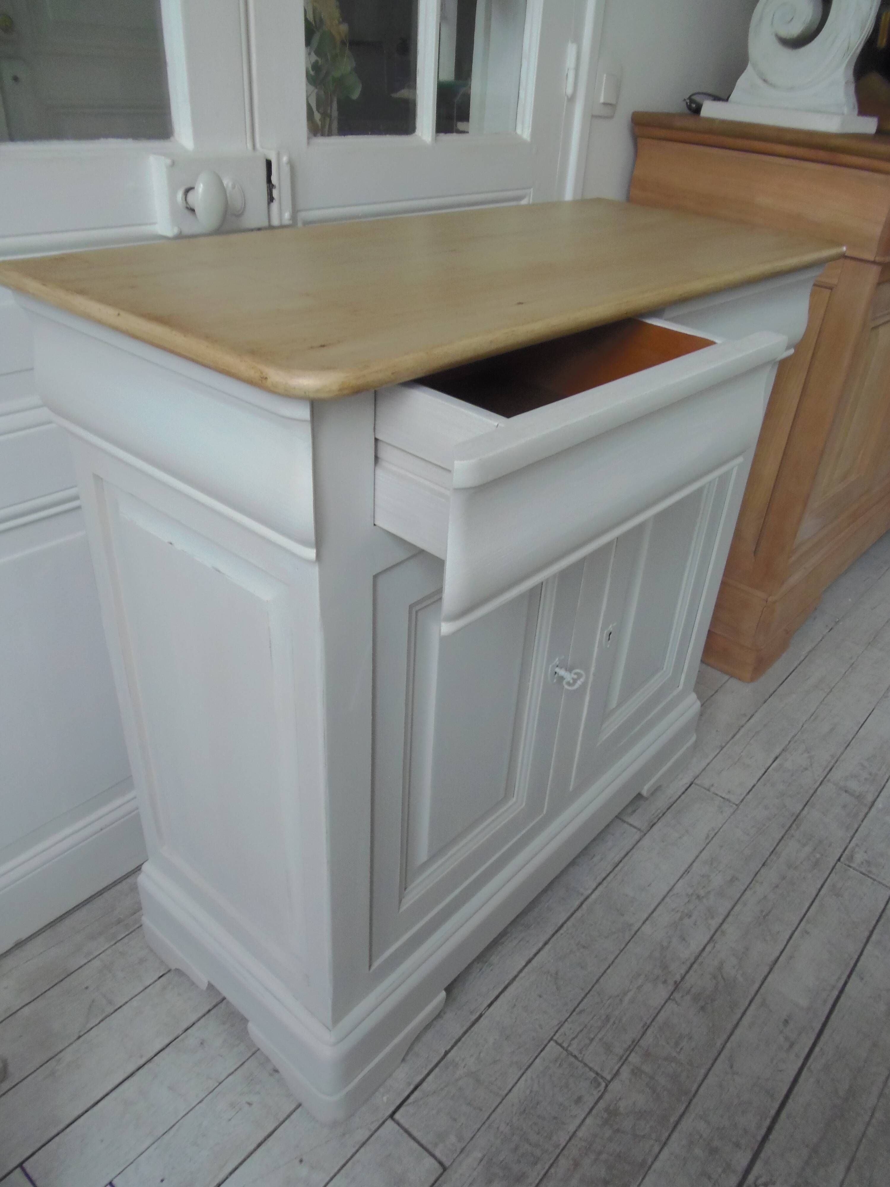 Louis Philippe style sideboard with pearl gray patina, 2 doors, drawers, wooden top.
