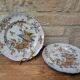 Ensemble de 2 anciennes assiettes décoratives avec cornes d'abondance