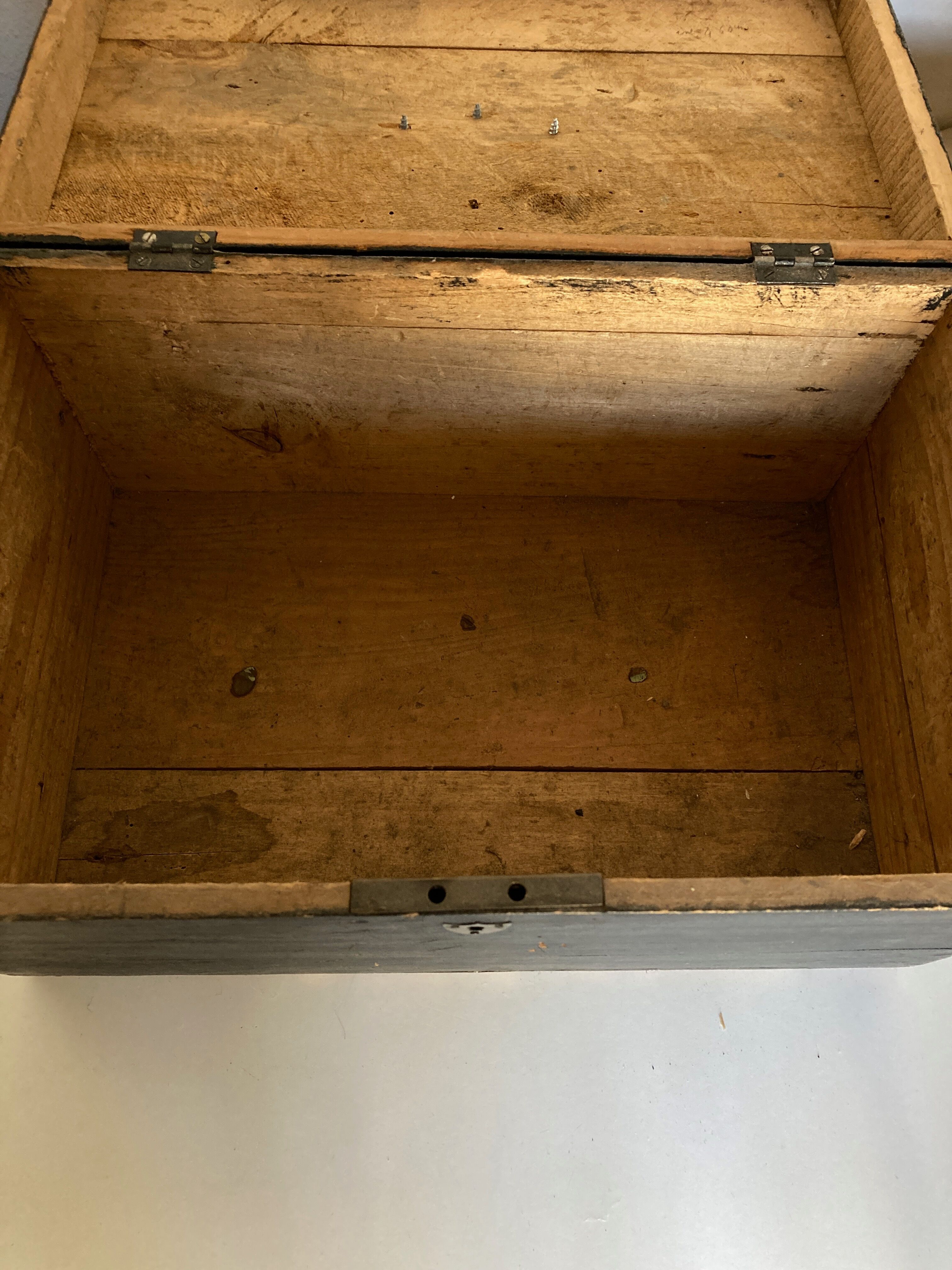 Coffre 19e en bois noirci