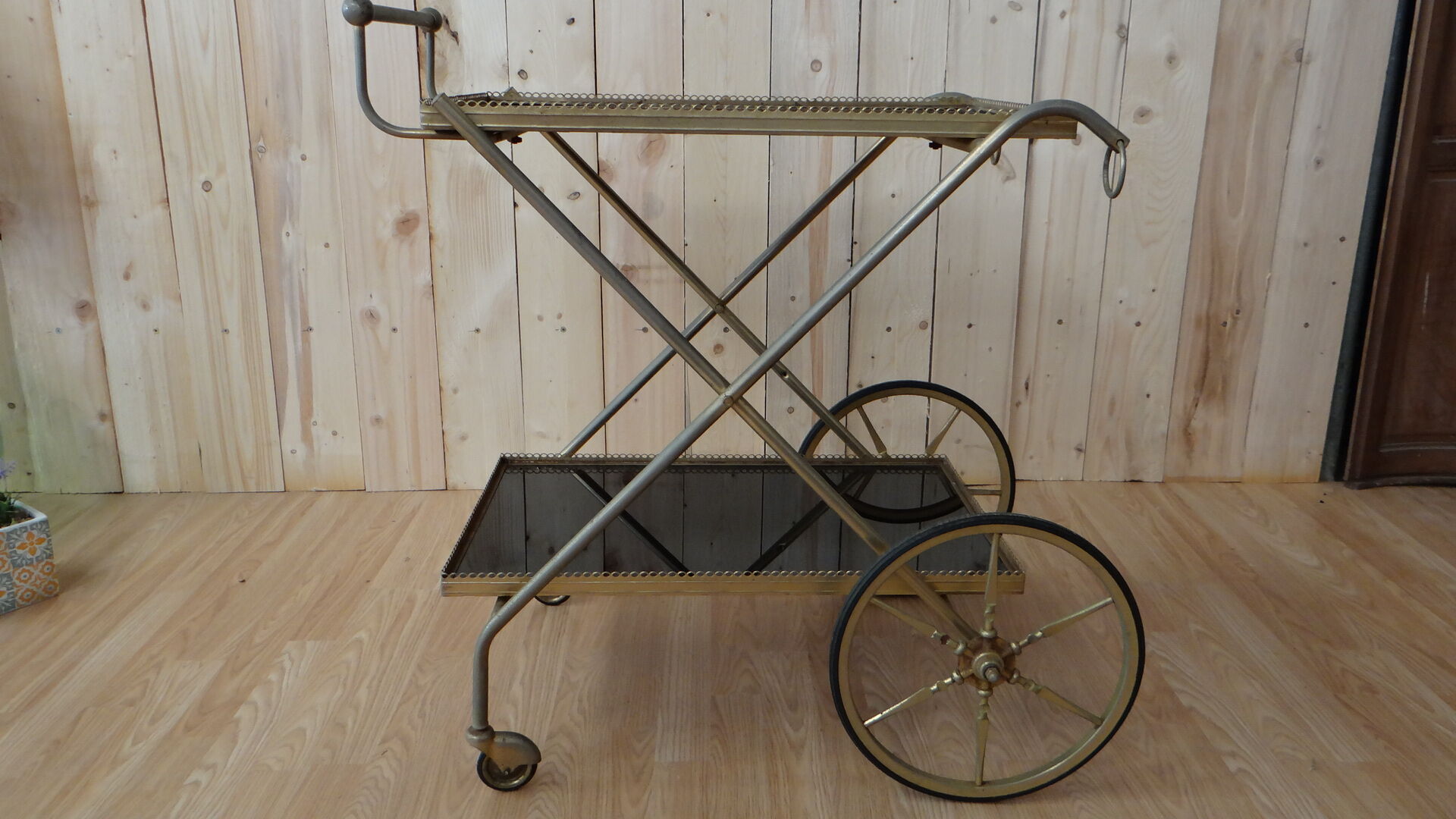Rolling dessert in gold metal and trays in black formica