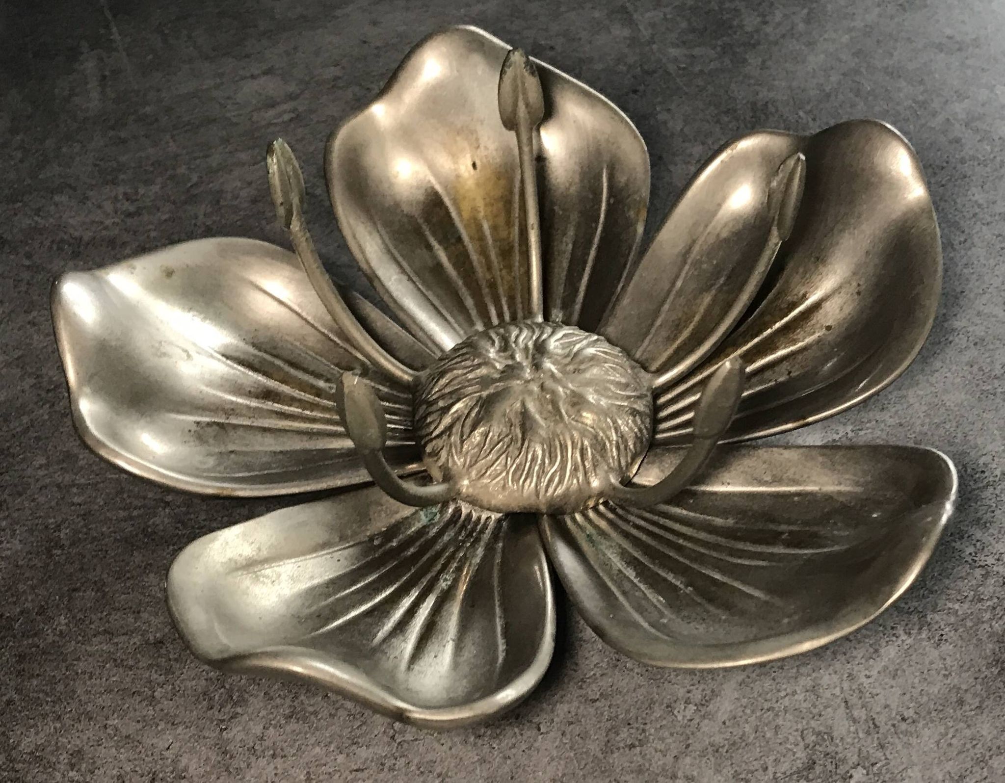 Vintage lotus flower ashtray with 5 removable petals in silver metal