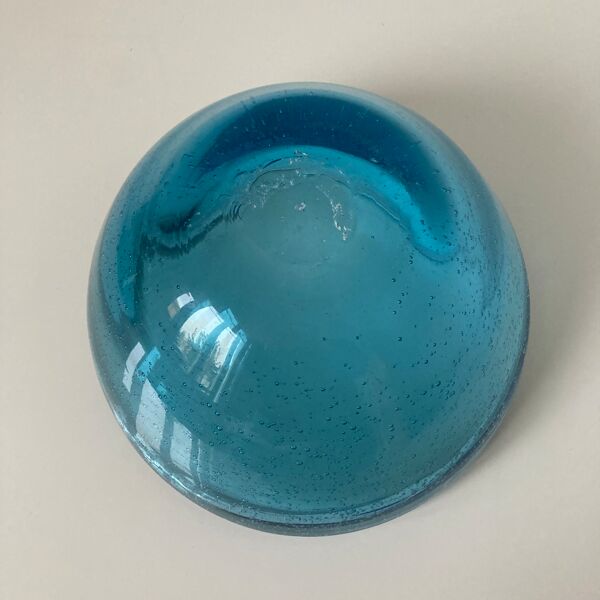 Coupe en verre bullé bleu