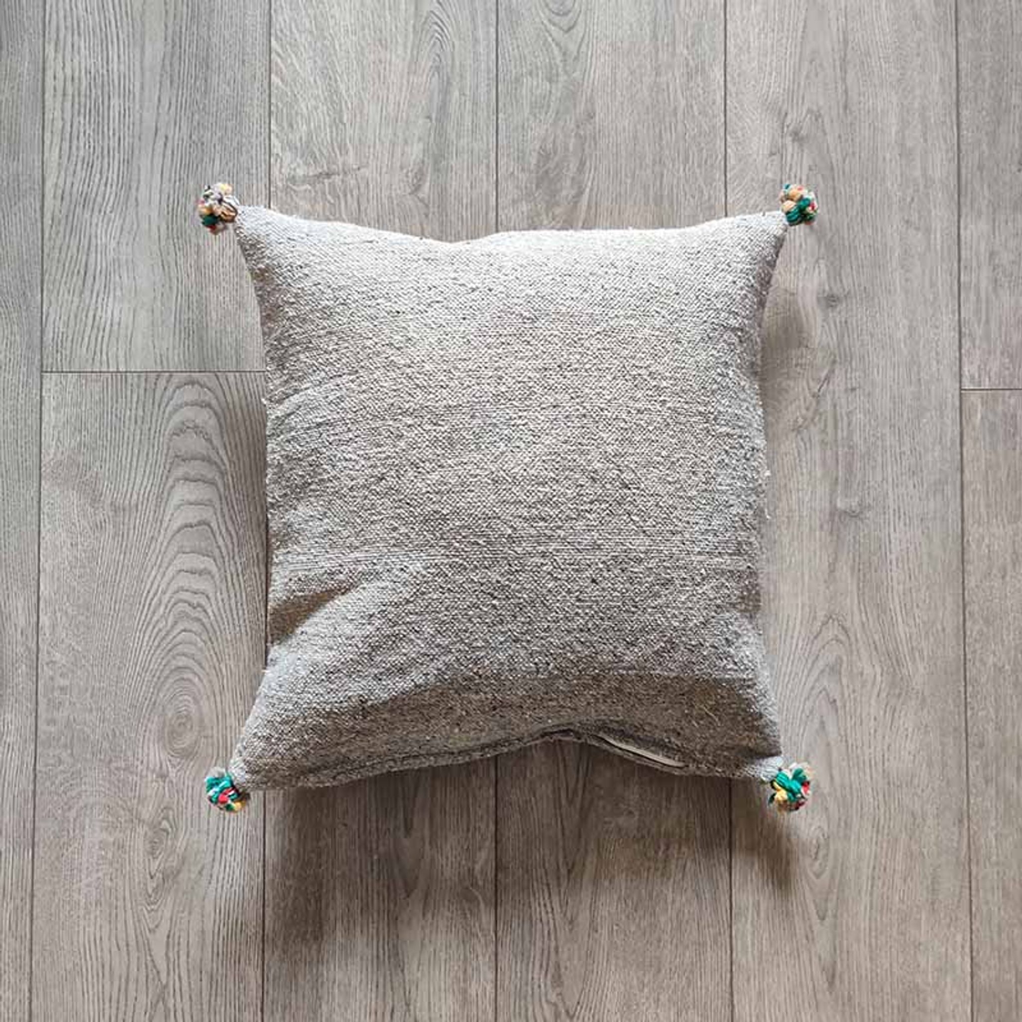 Coussin berbère gris clair fait main en coton