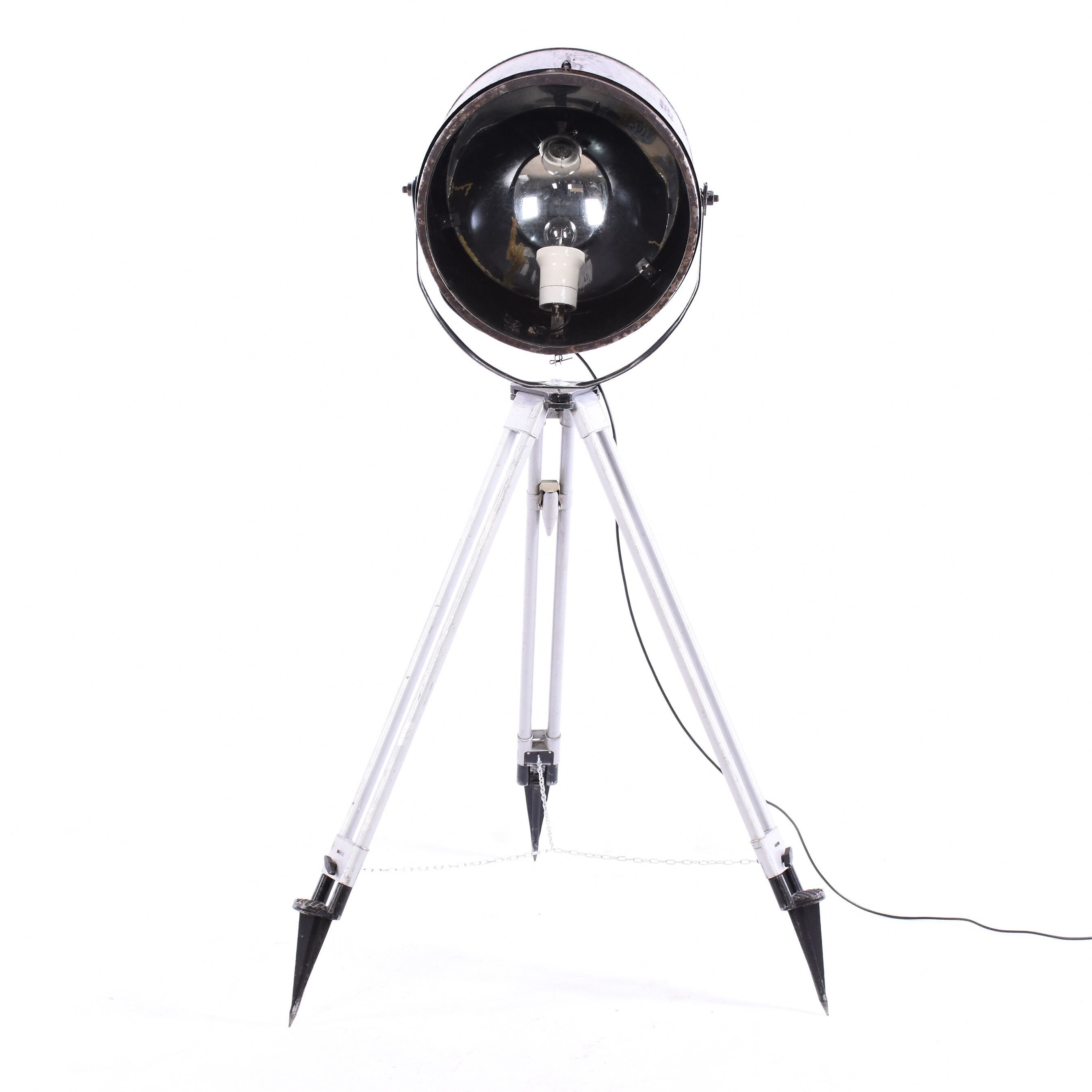 spot on metalic tripod