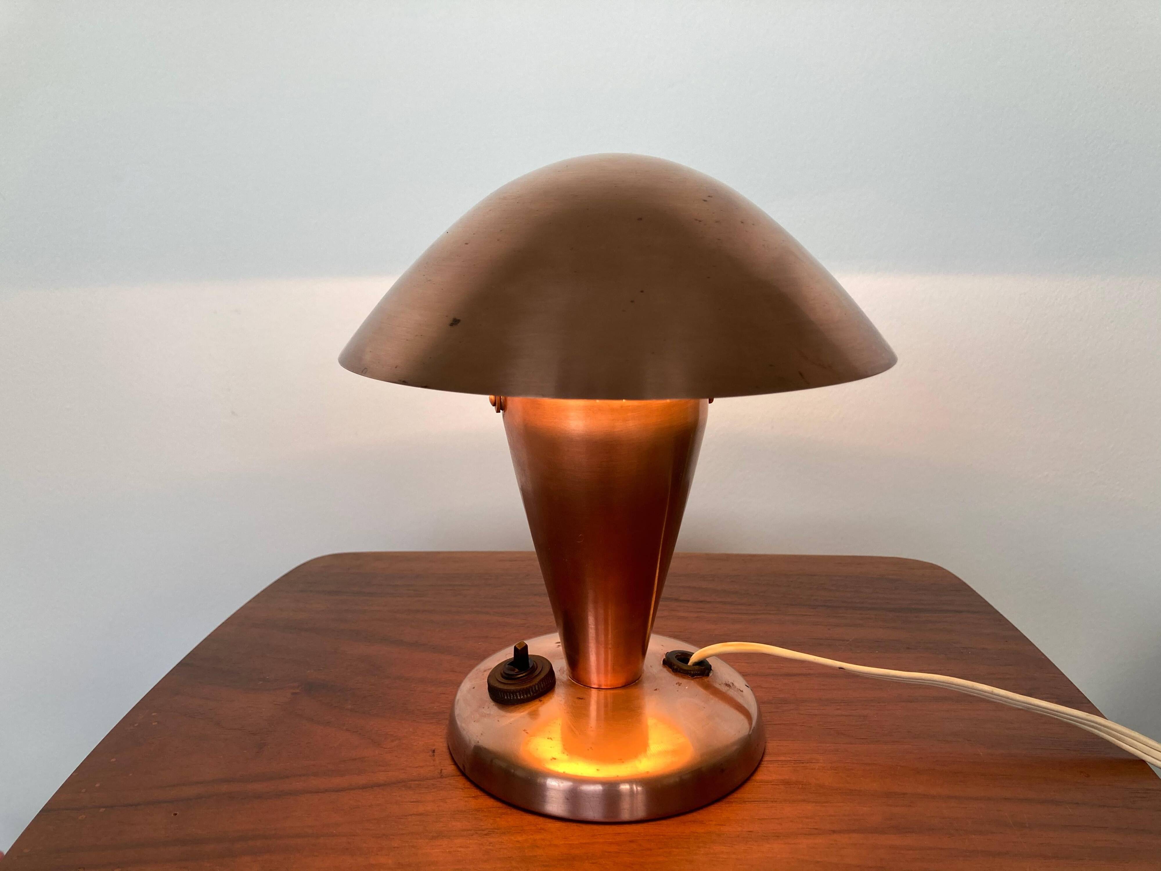 Petite lampe de table en laiton de style Bauhaus, Tchécoslovaquie, années 1940.