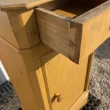 Chevet en bois peint en jaune