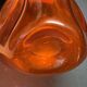 Bouteille en verre bullé orange  à panse incurvée, vers 1970