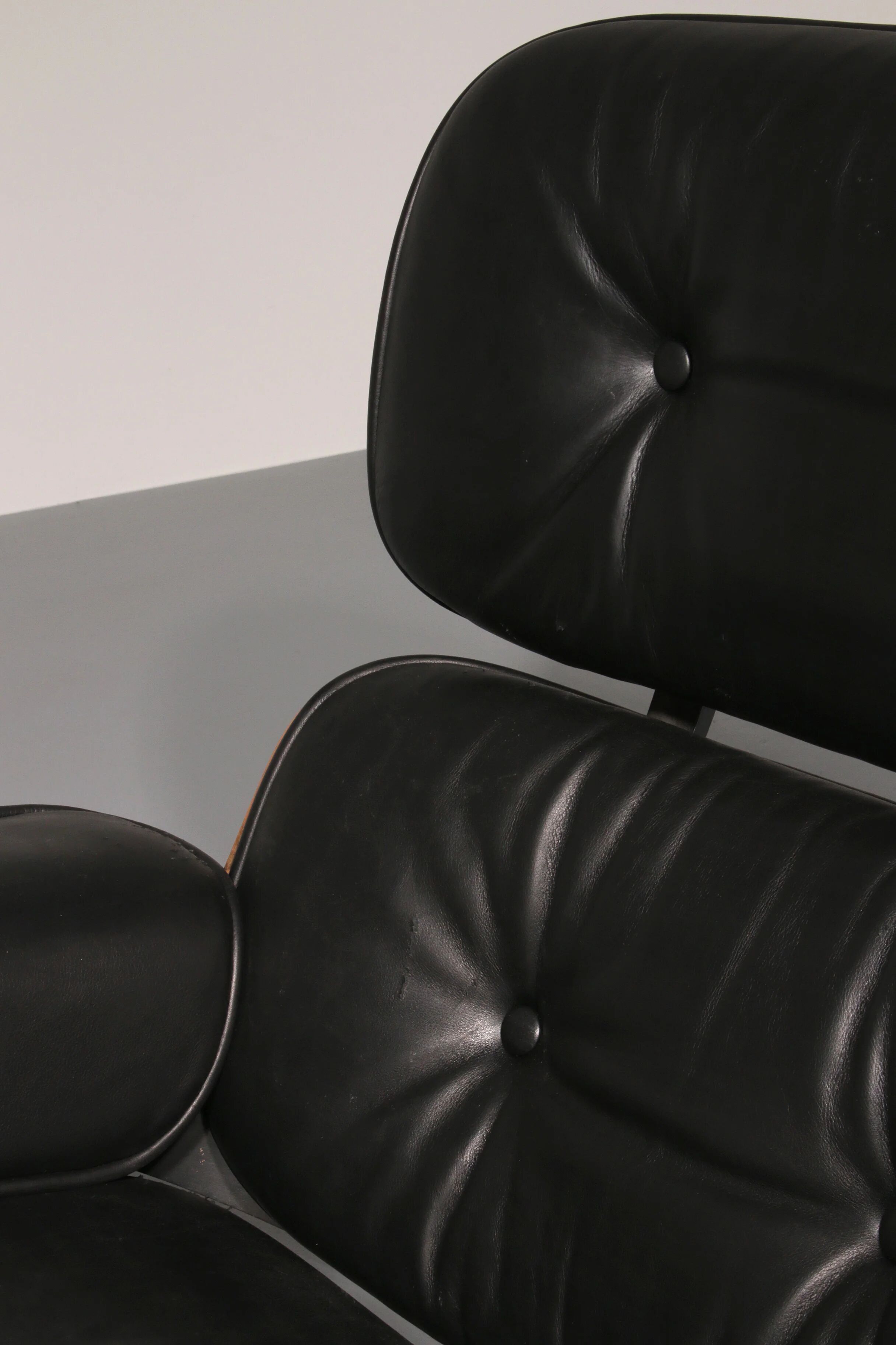 Ensemble de fauteuil et repose-pieds par Charles Eames, années 1960.