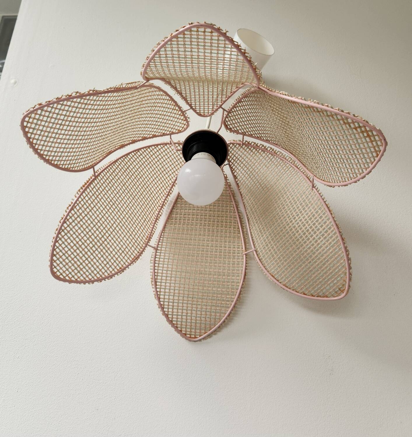 Suspension fleur en rotin : vintage