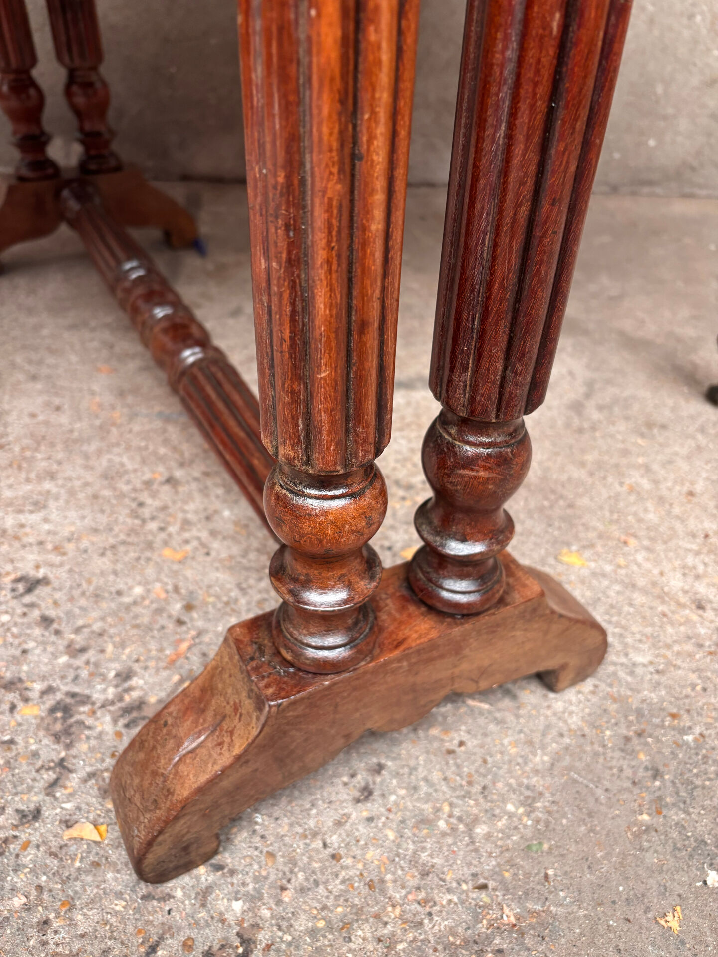 Extensible Napoleon III gateleg table