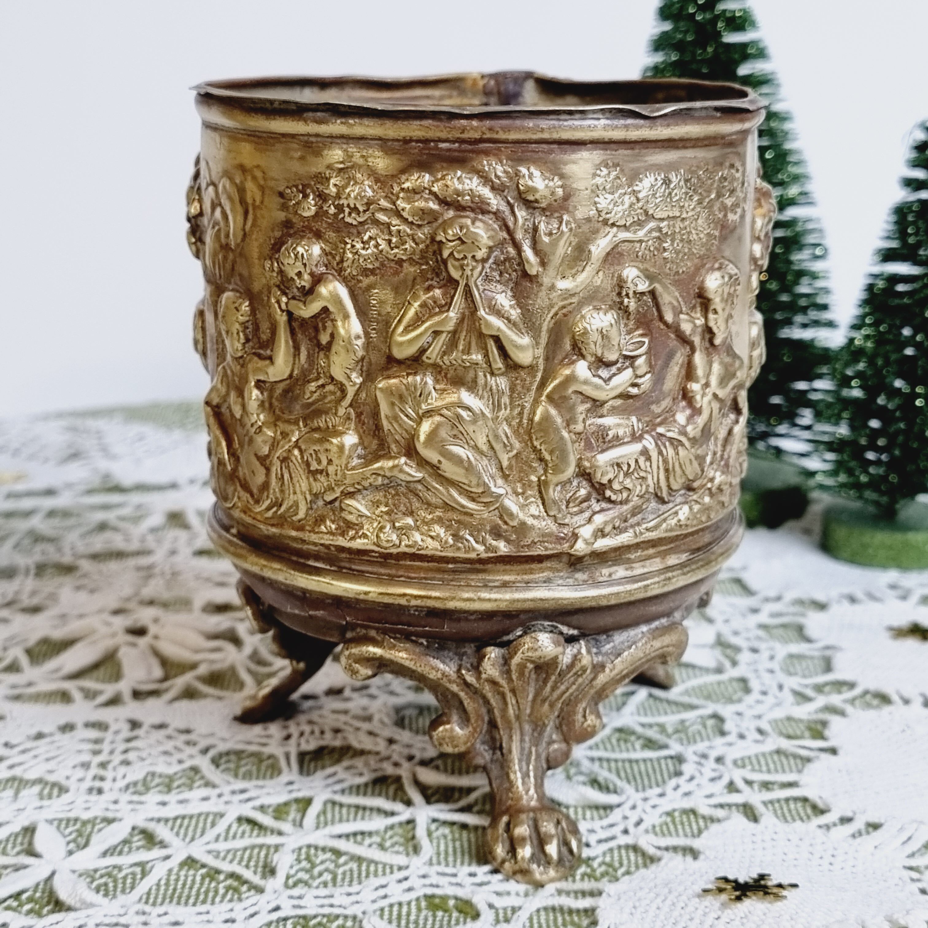 Brass pot repelled Bourdon