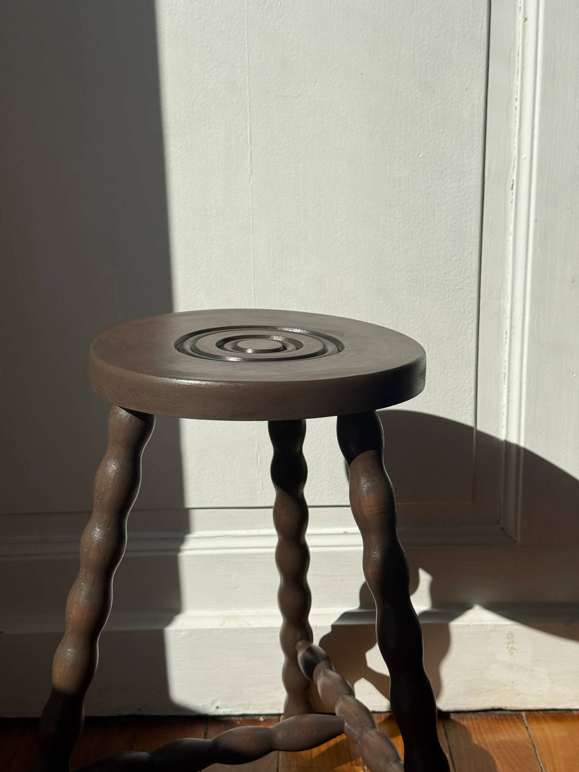 Tabouret tripode en bois tourné