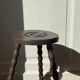 Tabouret tripode en bois tourné