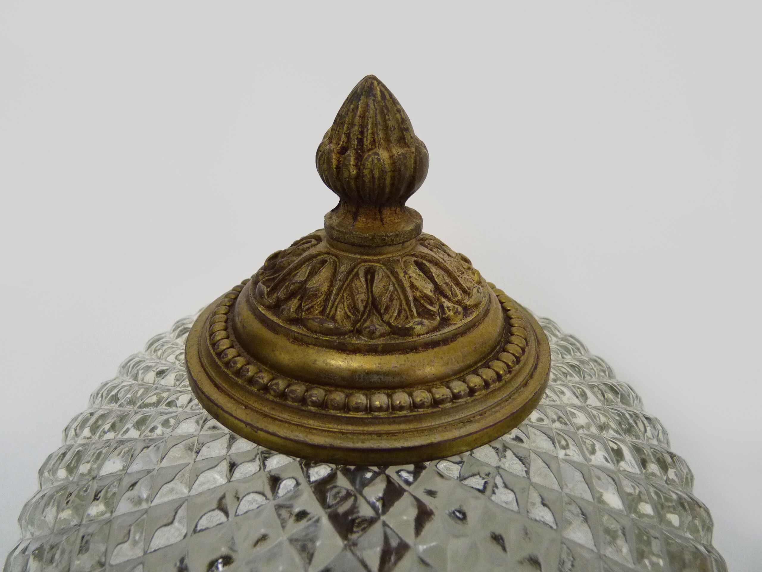 Paire d'appliques ou plafonnier de style victorien en laiton et verre diamant. Année 50 60
