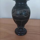 Vase noir signé