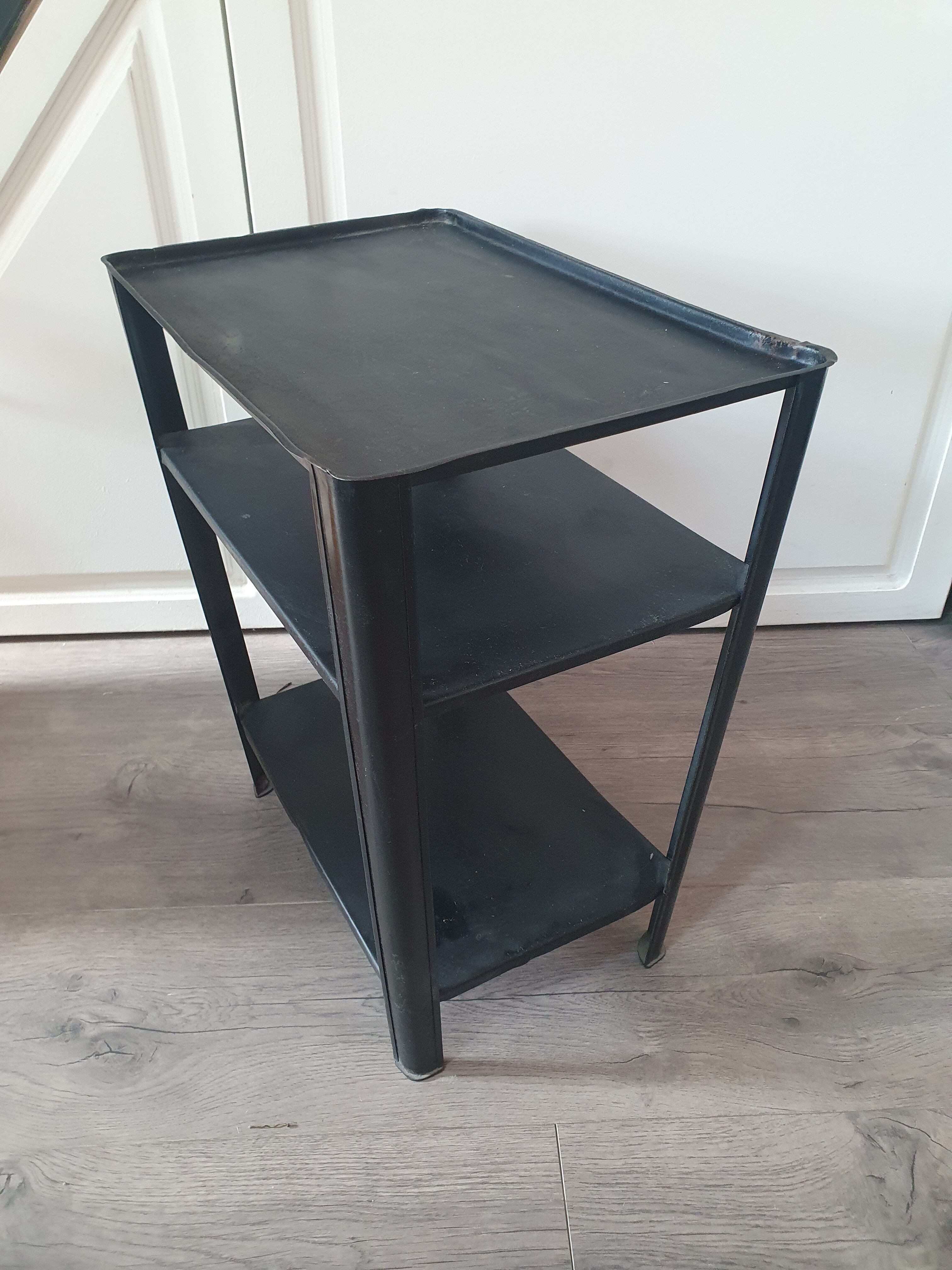 Serving table