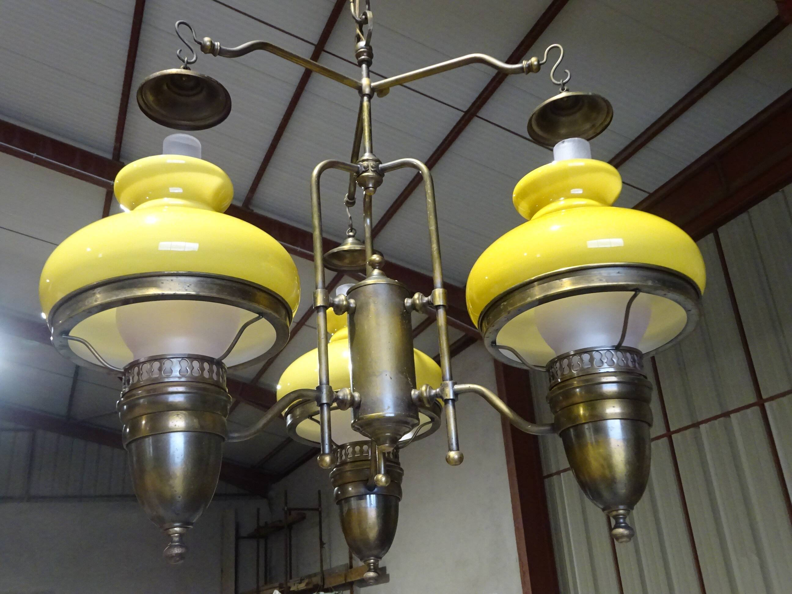 Large 3-light chandelier in glass, opaline and brass
