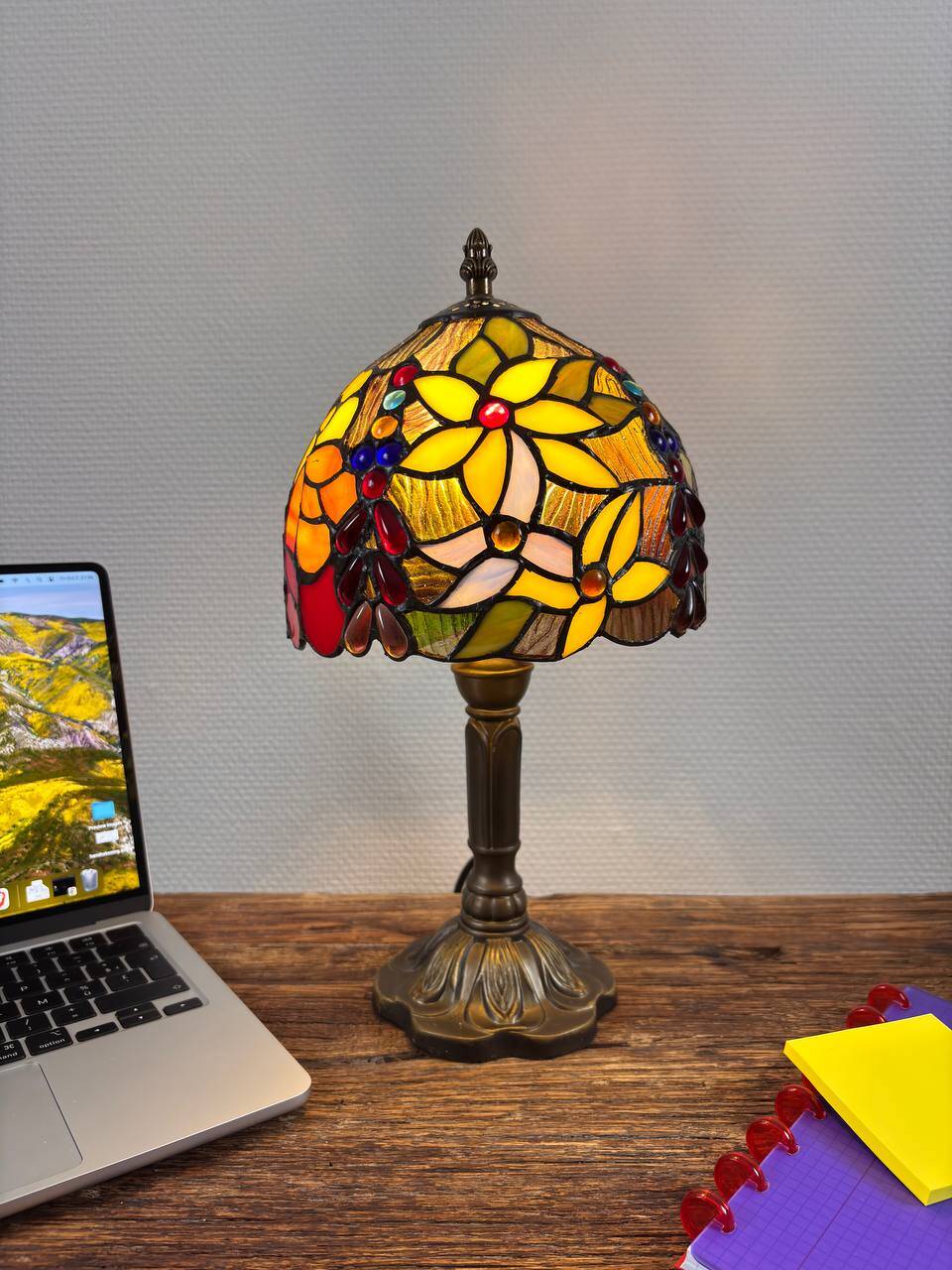 Table lamp - classic design in the style of tiffany