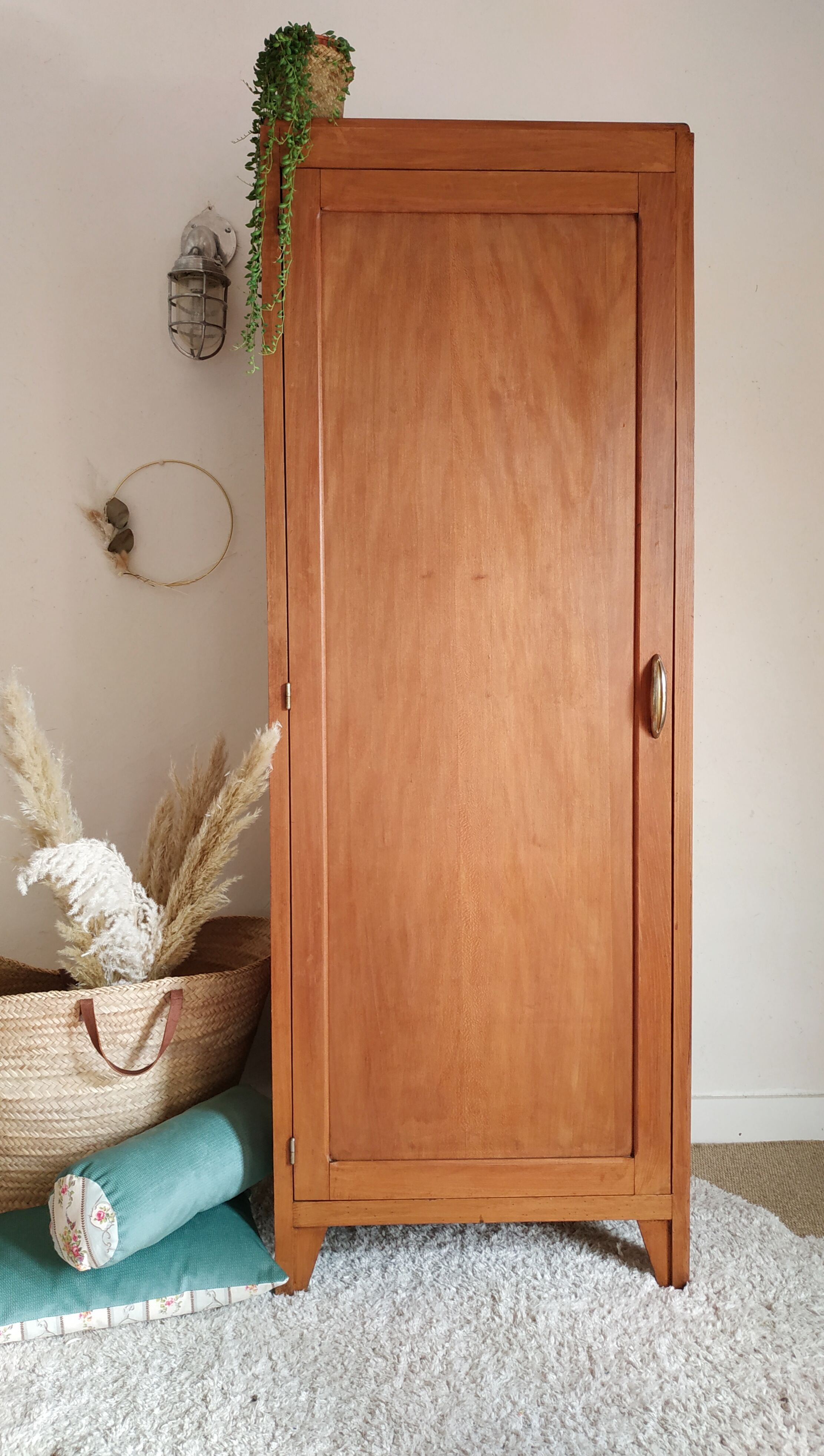 Parisian wardrobe goody feet compass 50s