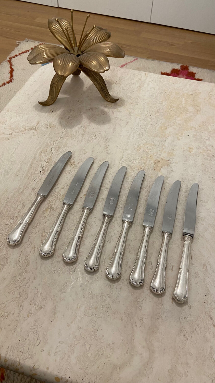 Set of 8 cheese knives in silver metal
