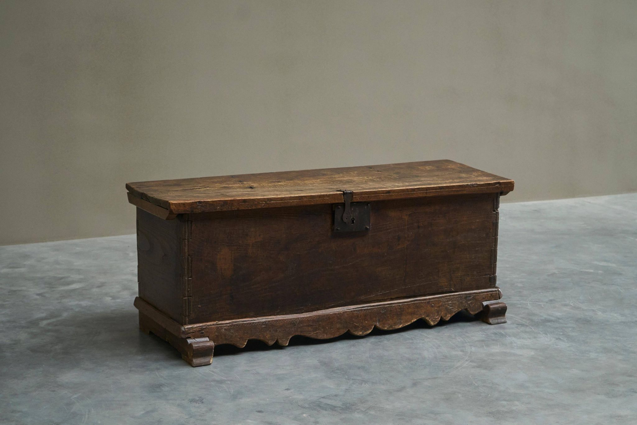 Oak and wrought iron mallet, early 18th century.