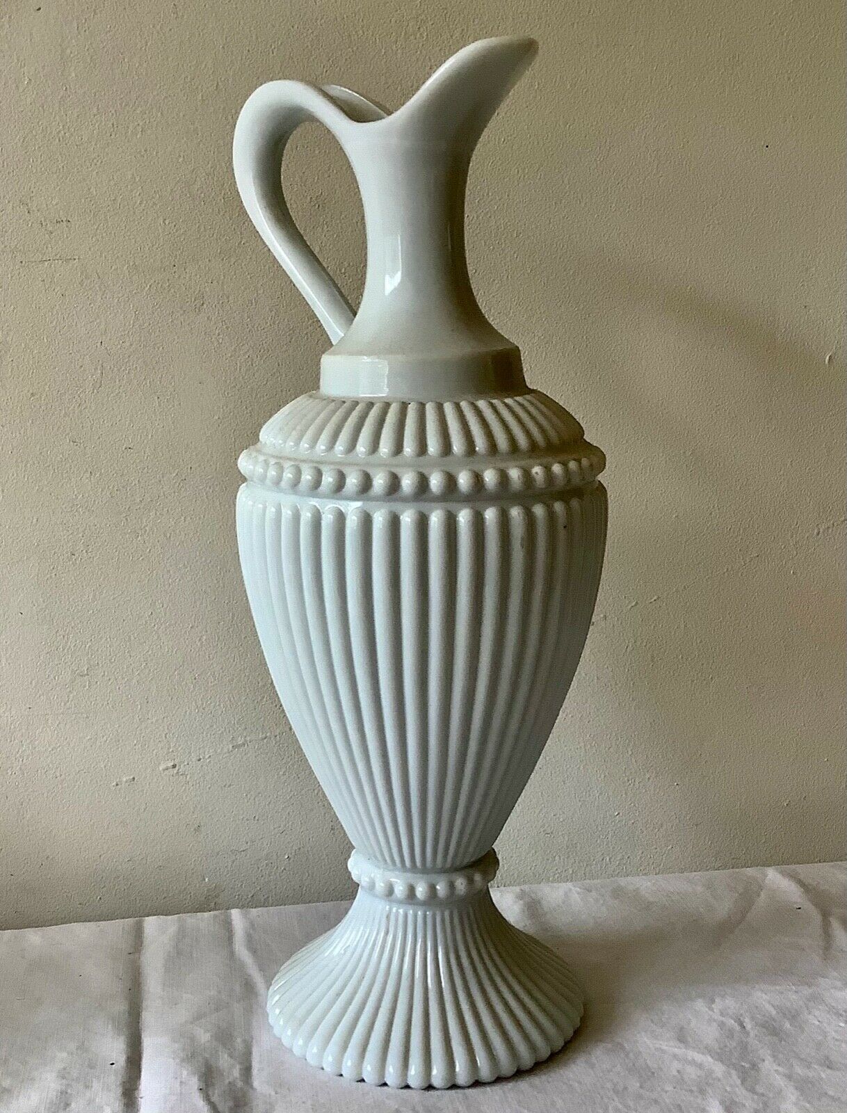 Carafe vase en opaline blanche