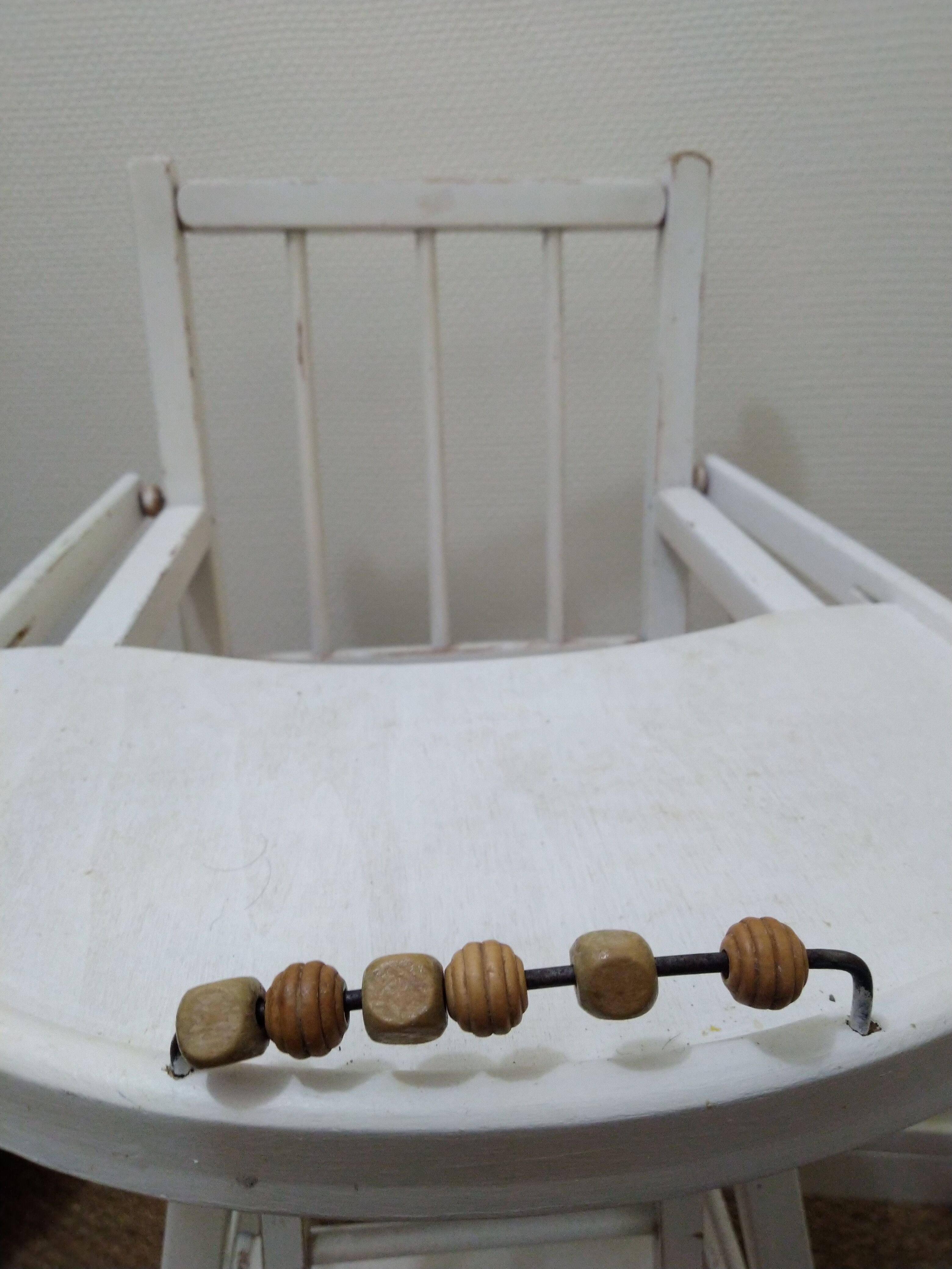 Child chair in foldable white wood